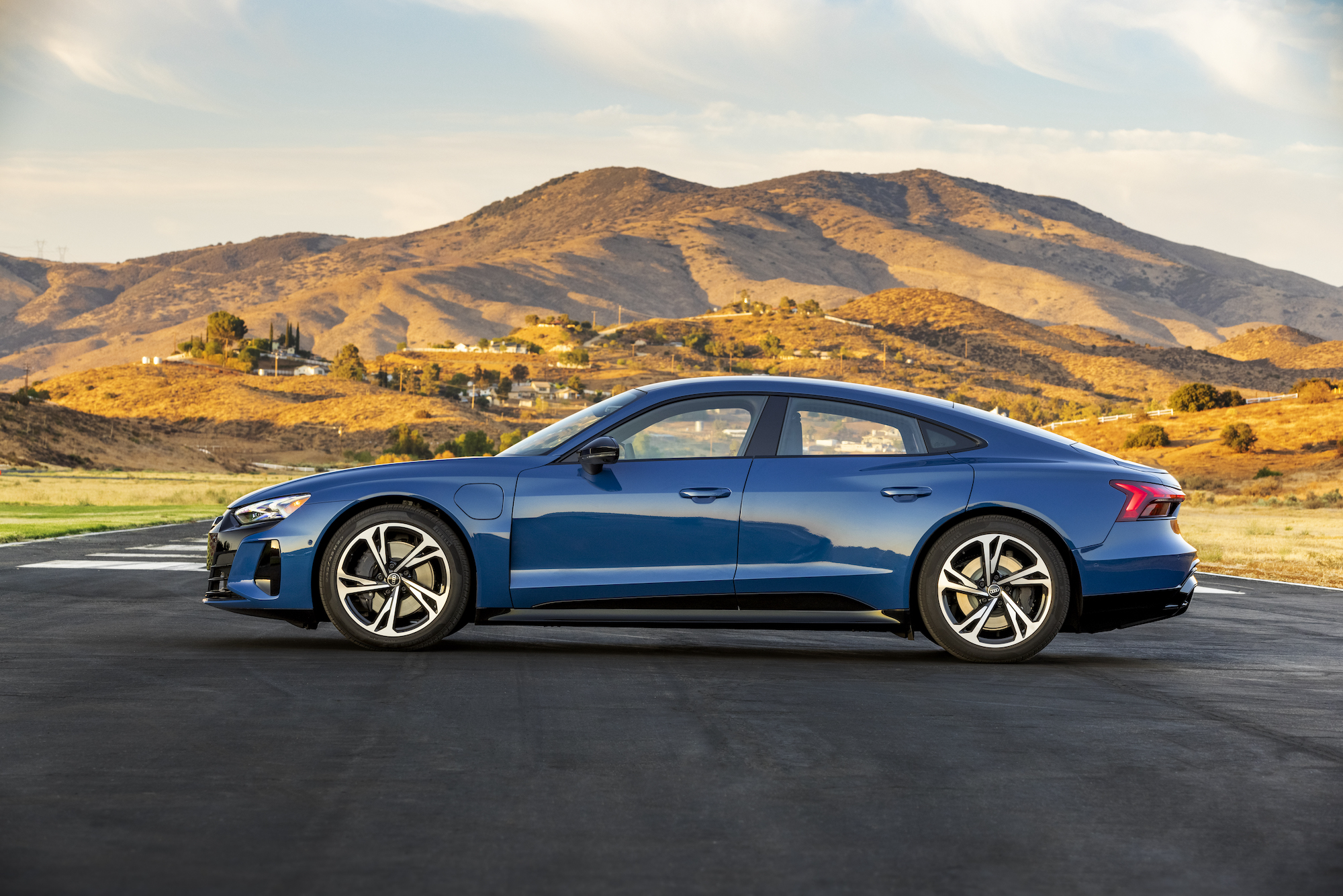 2022 Audi e-tron GT Ascari Blue_54