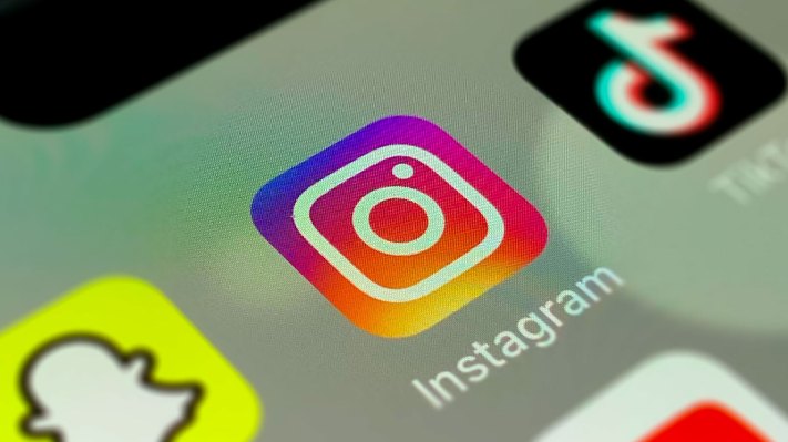 photo of Instagram tests a new feature to quickly share notes with friends image