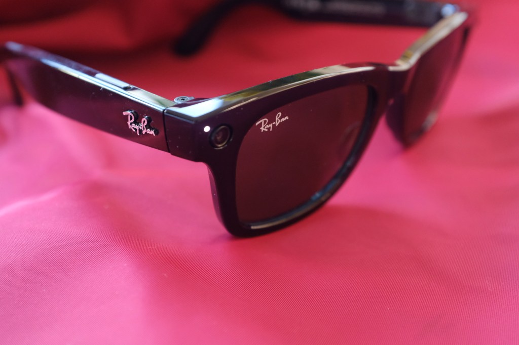 Meta's Ray-Ban Stories now let users make calls and send messages with  WhatsApp | TechCrunch