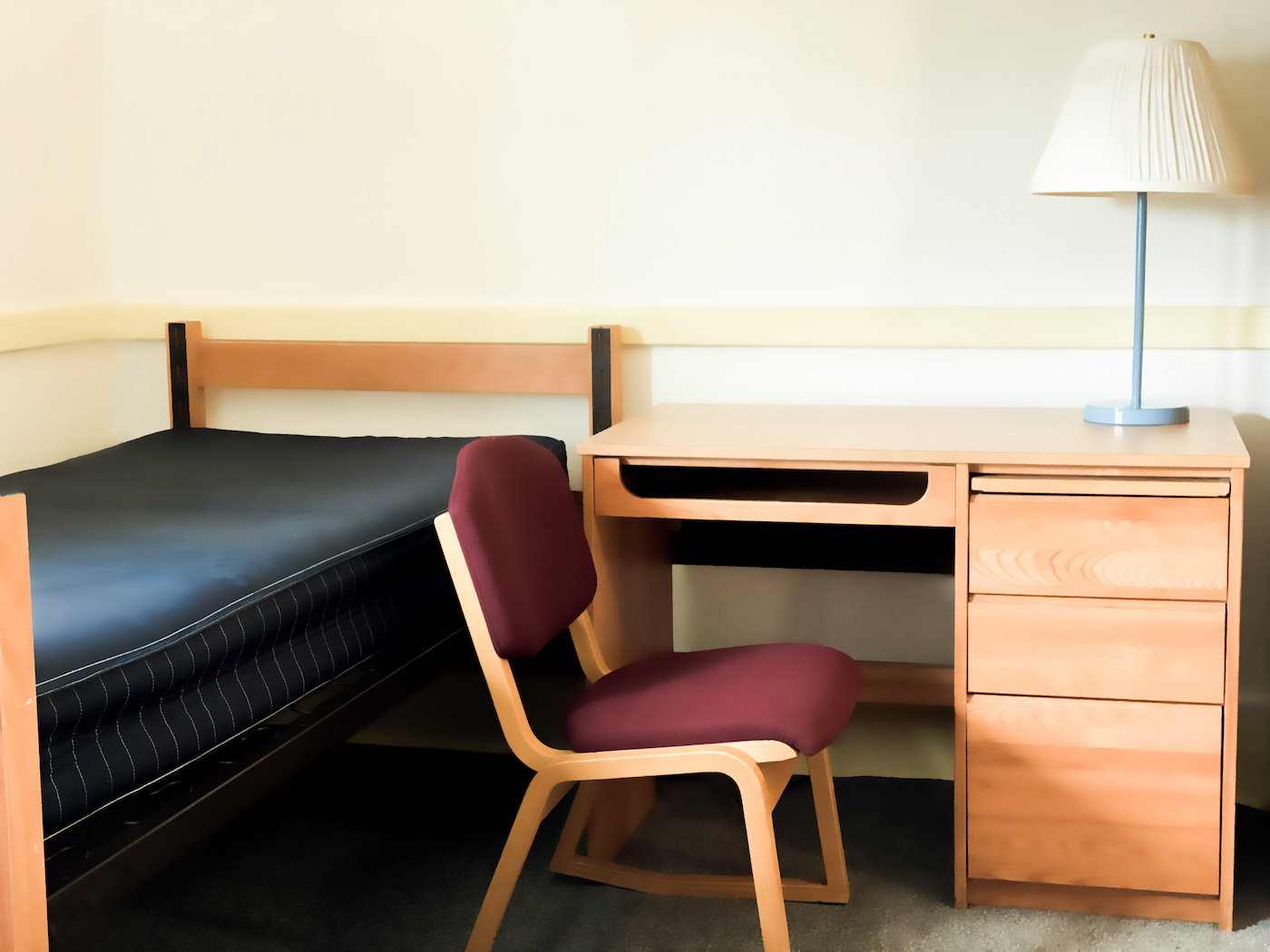 اتاق خوابگاه دانشجویی با تخت ، میز و صندلی