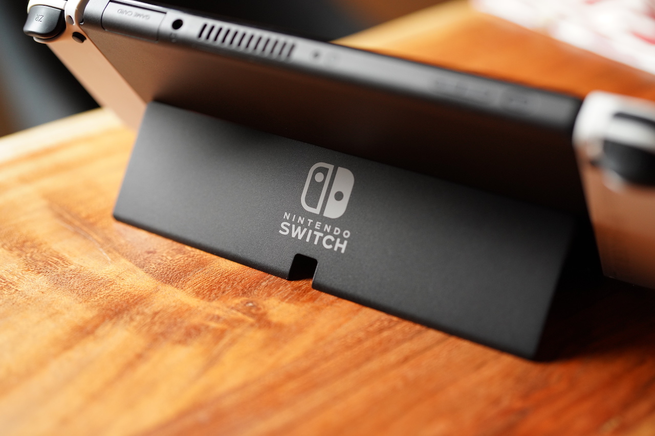 Nintendo Switch OLED di atas meja.