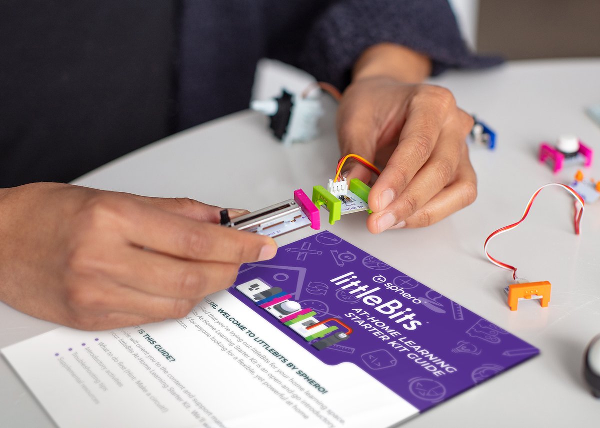El kit de inicio de littleBits se muestra en acción con un fabricante que une los componentes