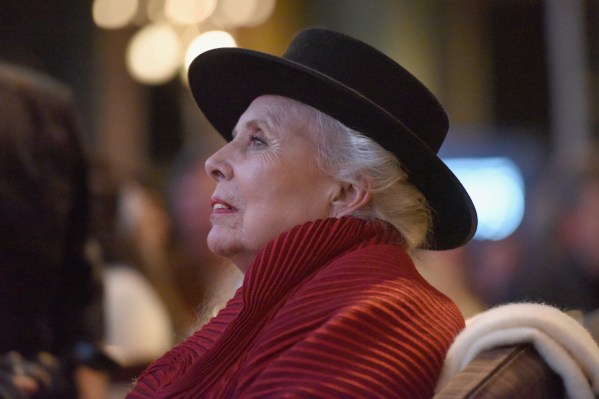 Joni Mitchell joins Neil Young, pulls her music from Spotify over vaccine misinf..