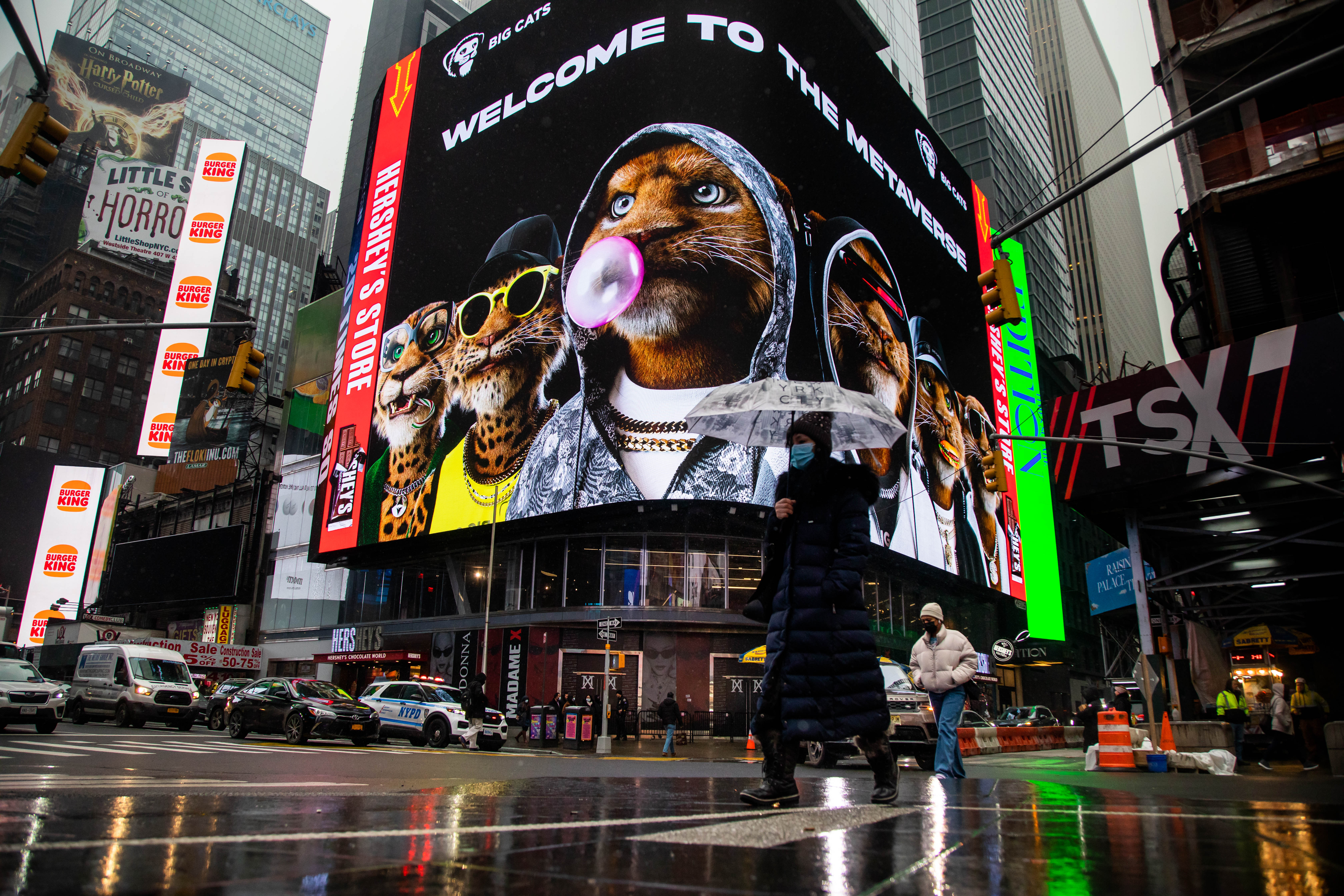 En annonce for Big Cats non-fungible token (NFT) på et elektronisk billboard på Times Square fredag ​​den 28. januar 2022.