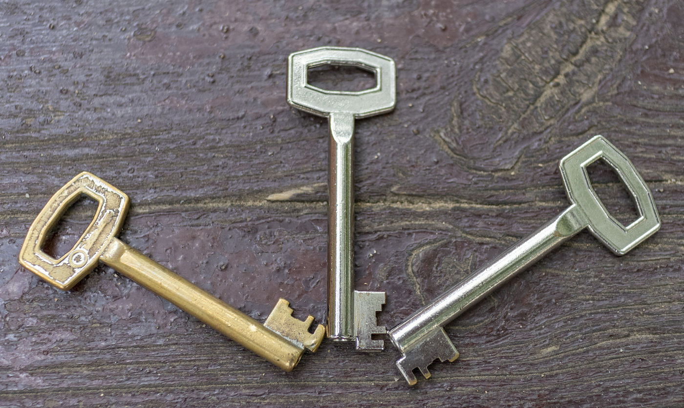 Drei antike silberne und vergoldete Schlüssel