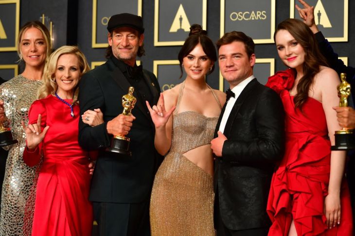 CODA oyuncuları 27 Mart 2022'de Hollywood, California'daki Dolby Theatre'da düzenlenen 94. Oscar töreni sırasında basın odasında En İyi Film ödülünü aldı. (Fotoğraf: Frederic J. Brown / AFP) (FREDERIC J. BROWN/ Getty Images aracılığıyla AFP)