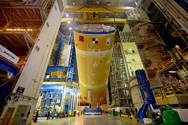NASA의 거대하고 값비싼 달 로켓이 목요일 처음으로 공개될 예정입니다 – TechCrunch