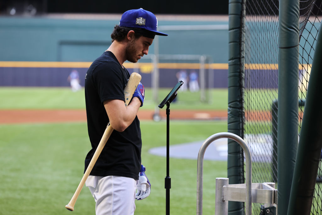 ARLINGTONAS, TX – SPALIO 21 d.: Kodis Bellingeris 35 iš Los Andželo Dodgers žiūri į iPad per mušimo pratimą prieš 2020 m. pasaulio serijos 2 žaidimą tarp Los Andželo Dodgers ir Tampa Bay Rays, trečiadienį, spalio mėn., Globe Life Field. 2020 m. 21 d. Arlingtone, Teksase.  (Nuotrauka Alex Trautwig / MLB Photos per Getty Images)
