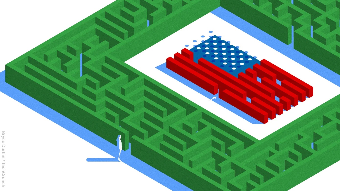 Eine einsame Gestalt am Eingang zu einem Labyrinthzaun mit einer amerikanischen Flagge in der Mitte