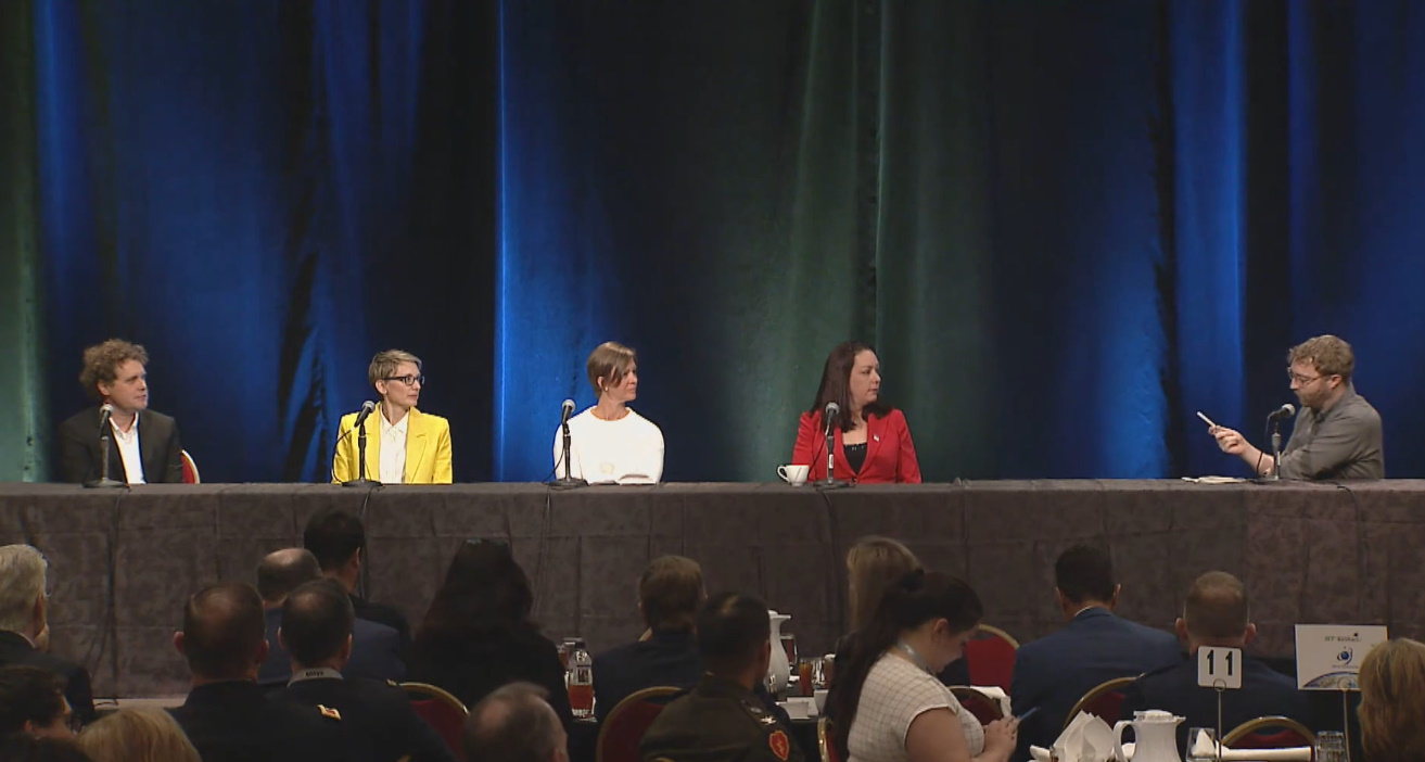 Soldan sağa, Peter Beck, Melanie Stricklan, Jessica Robinson ve Meagan Crawford, moderatörlüğünü Devin Coldewey'in yaptığı bir panelde.
