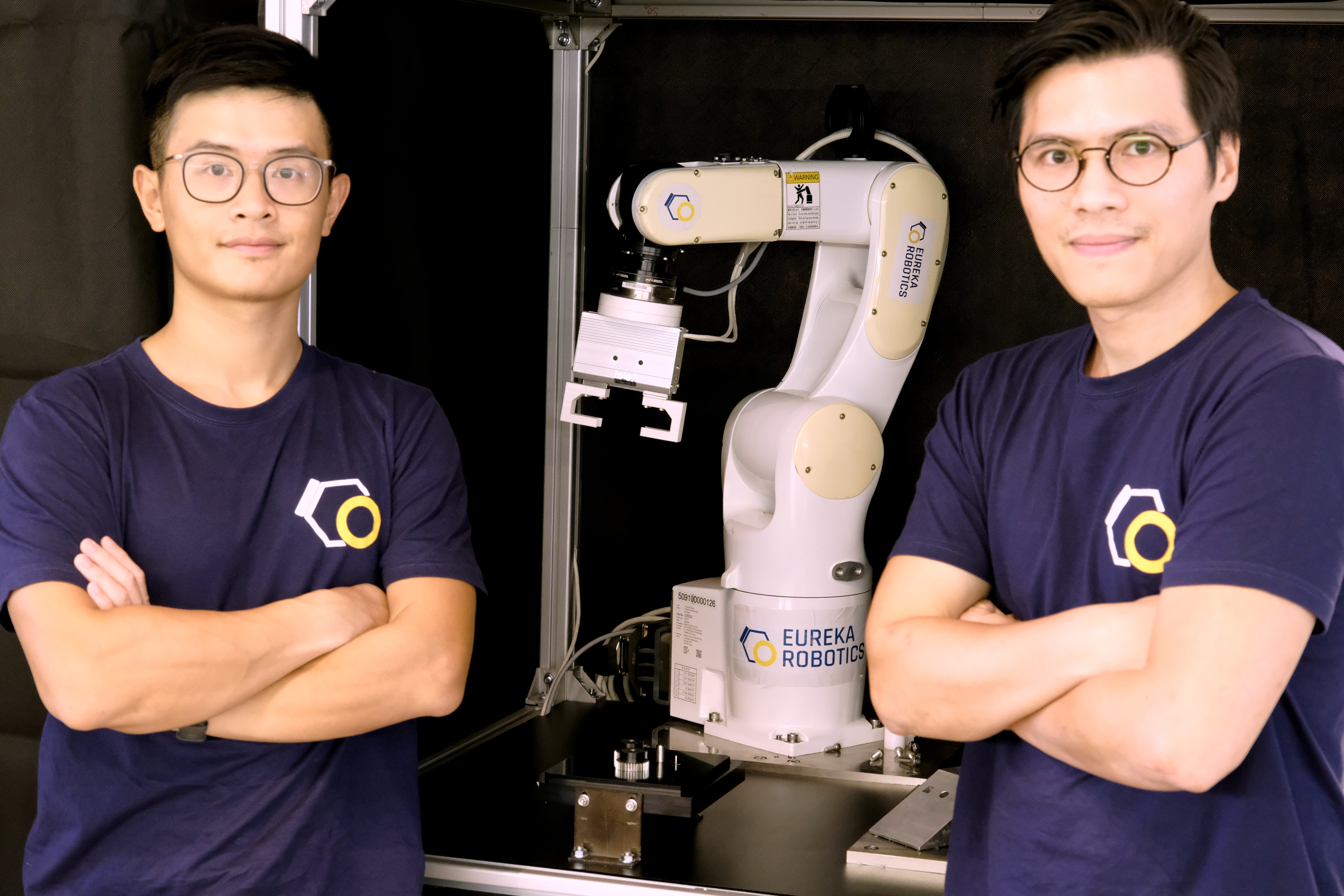Les fondateurs d'Eureka Robotics avec un bras robot d'Archimède