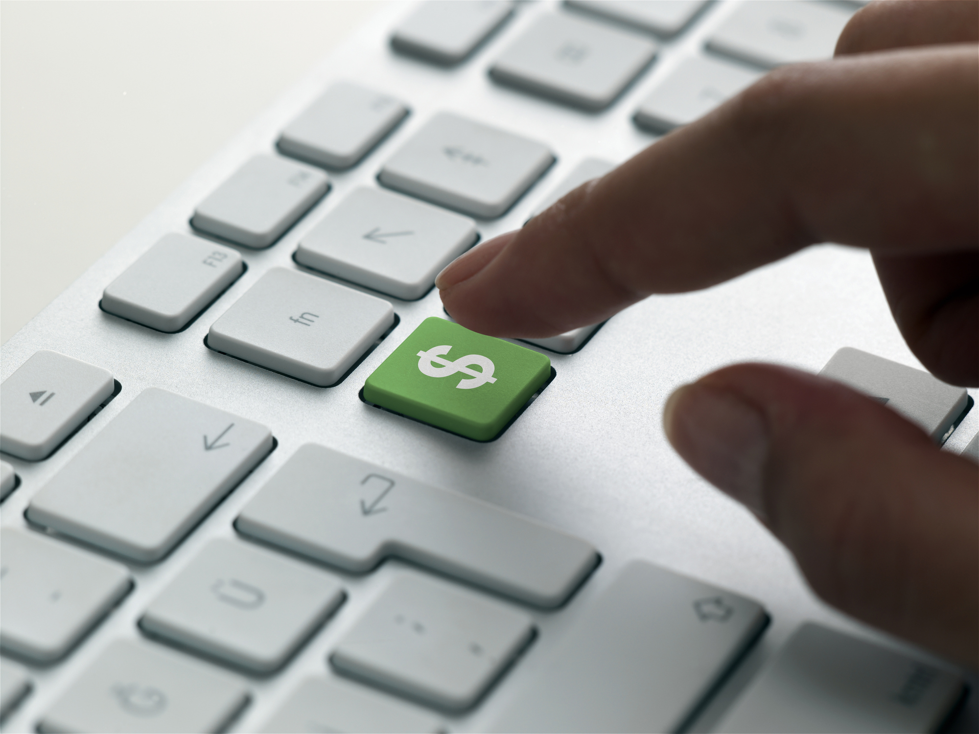 jari akan menekan tombol tanda dolar hijau pada keyboard, menandakan pengeluaran TI pada tahun 2022