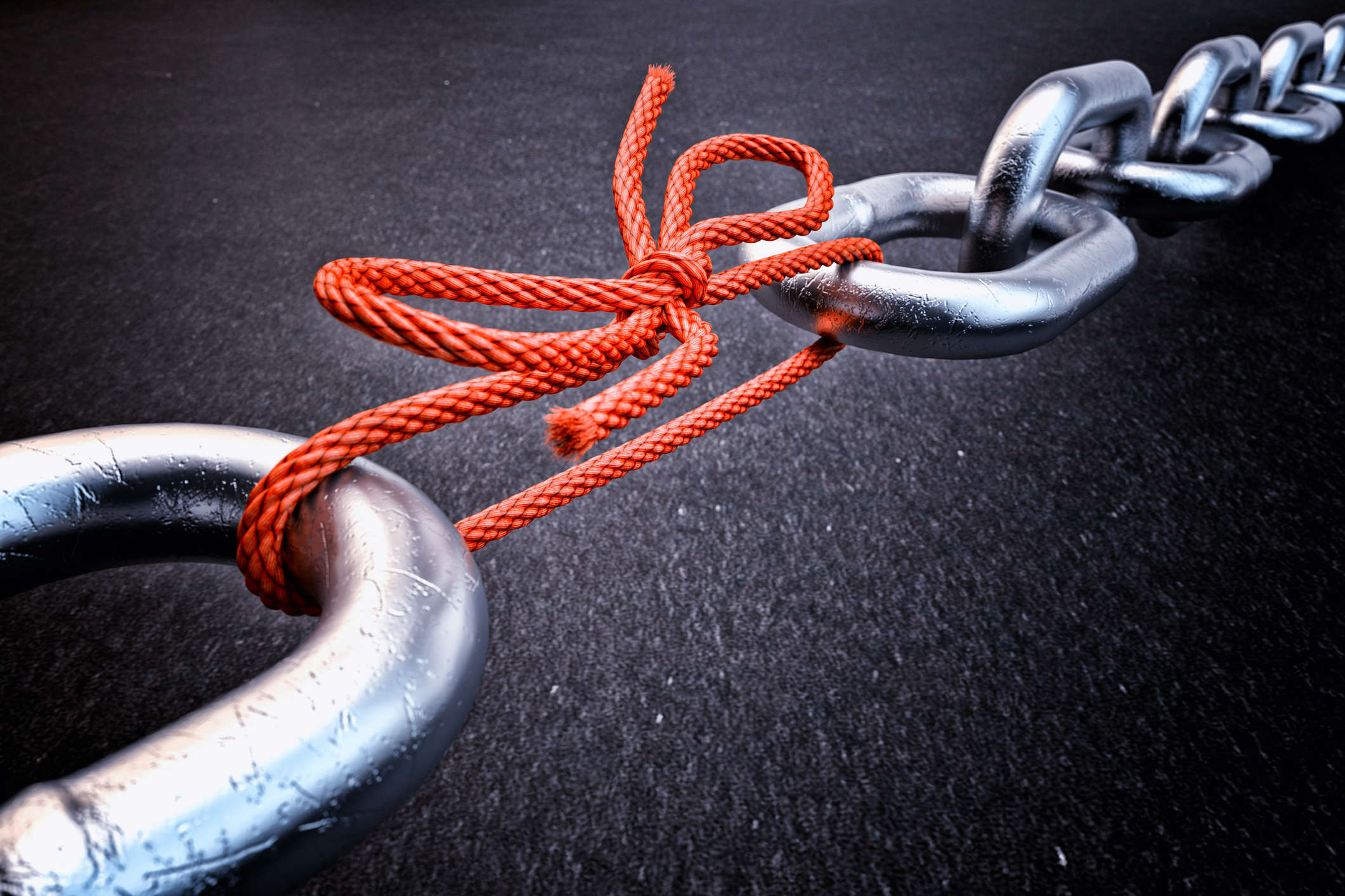 Üçüncü taraf siber güvenlik riskini temsil eden, kırmızı düğümlü bir iple bağlanan metalik zincir