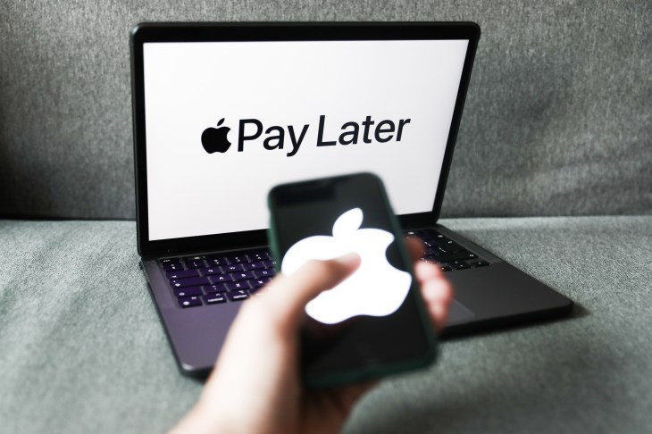 显示在笔记本电脑屏幕上的 Apple Pay Later 徽标的图像。