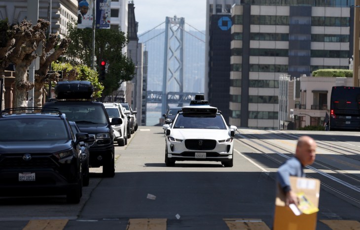 加利福尼亚州旧金山 — 4 月 11 日：Waymo 自动驾驶汽车于 2022 年 4 月 11 日在加利福尼亚州旧金山沿加利福尼亚街行驶。 旧金山与谷歌子公司 Waymo 和通用汽车子公司 Cruise 一起作为自动驾驶汽车的测试场，2021 年在旧金山各地记录了数百万英里的测试里程。（Justin Sullivan/Getty Images 摄影）