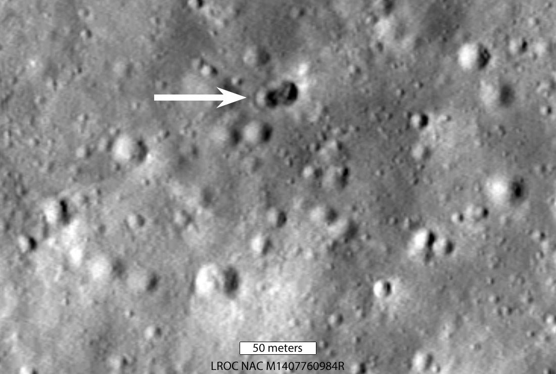 Imagen de la superficie de la luna y el nuevo cráter.
