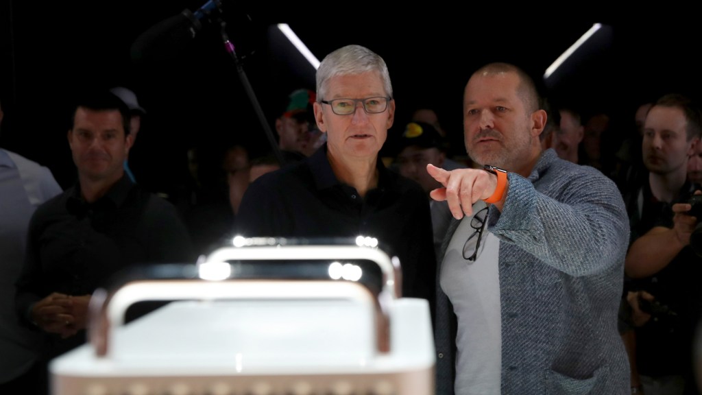 O CEO da Apple, Tim Cook (à esquerda), e o diretor de design da Apple, Jony Ive (à direita), olham para o novo Mac Pro durante a Apple Worldwide Developers Conference (WWDC) de 2019 no San Jose Convention Center em 3 de junho de 2019 em San Jose, Califórnia.