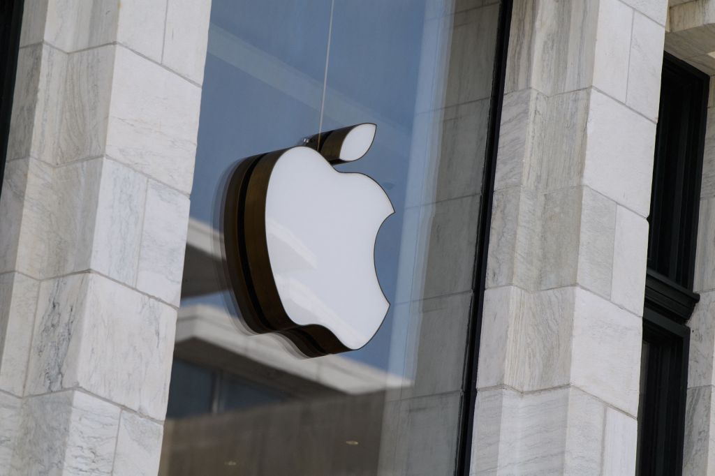 Apple-Logo am Eingang zum Apple Store