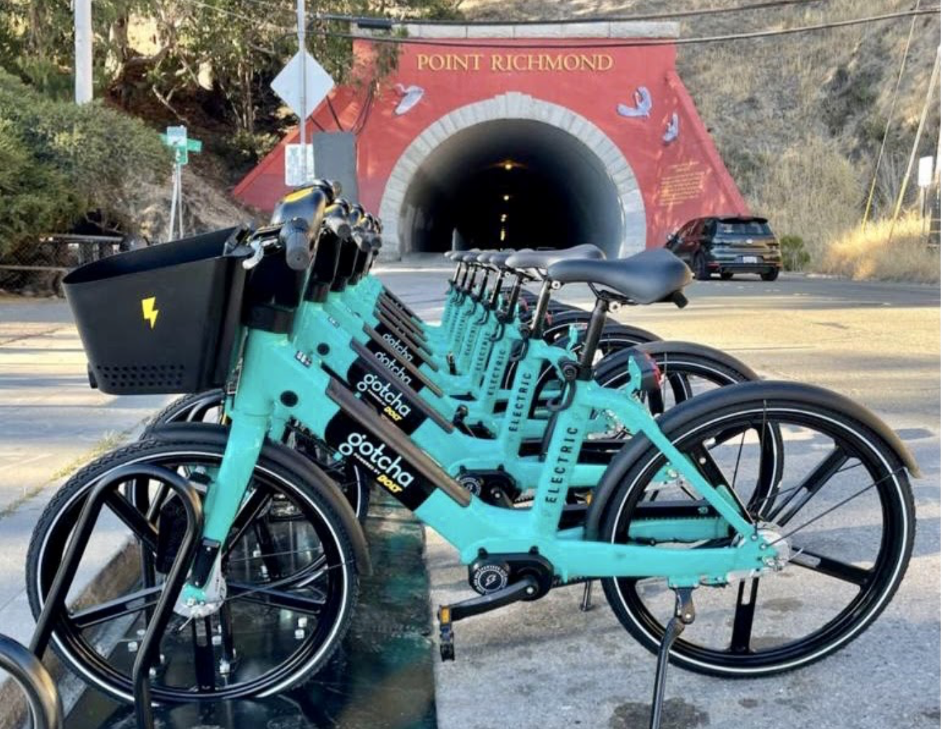 des vélos électriques bleus s'alignent à Richmond, en Californie