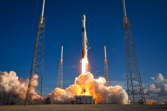 El cohete spacex falcon 9 lanza el orbitador lunar danuri de corea del sur