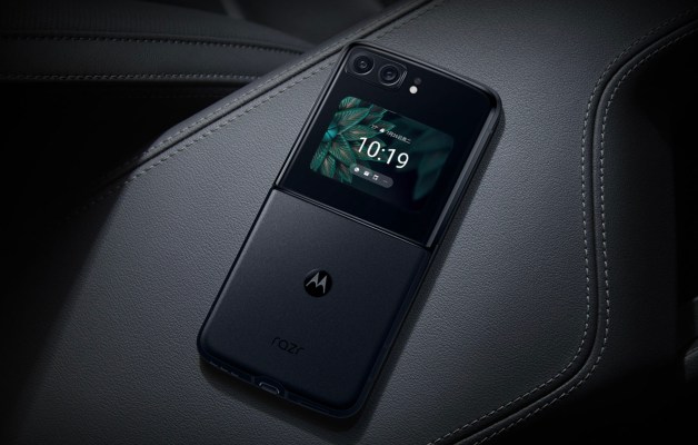 photo of Motorola goes flagship for the latest foldable Razr image