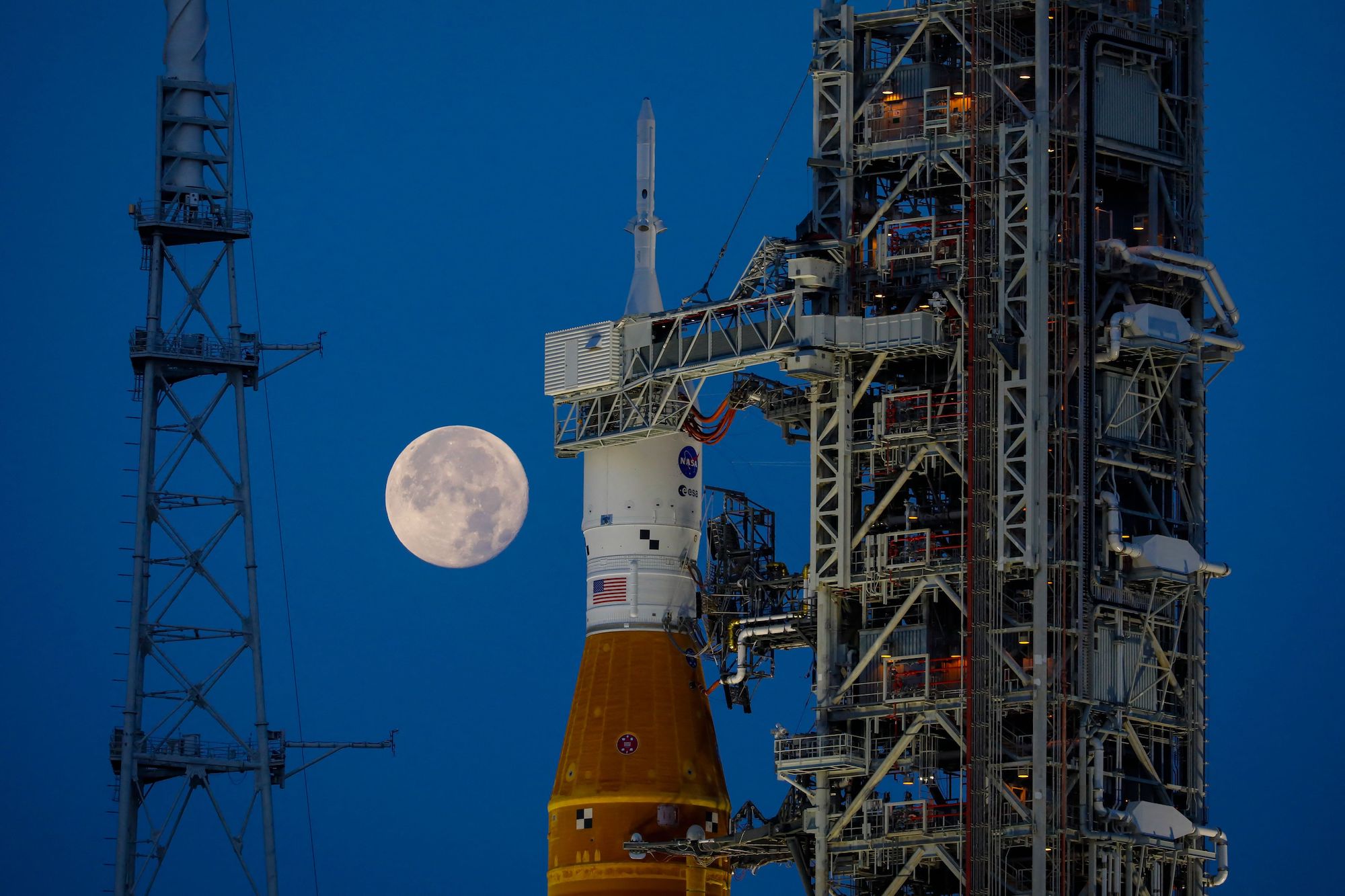 NASAs Artemis I Moon rocket sits at Launch Pad Complex 39B at Kennedy Space Center