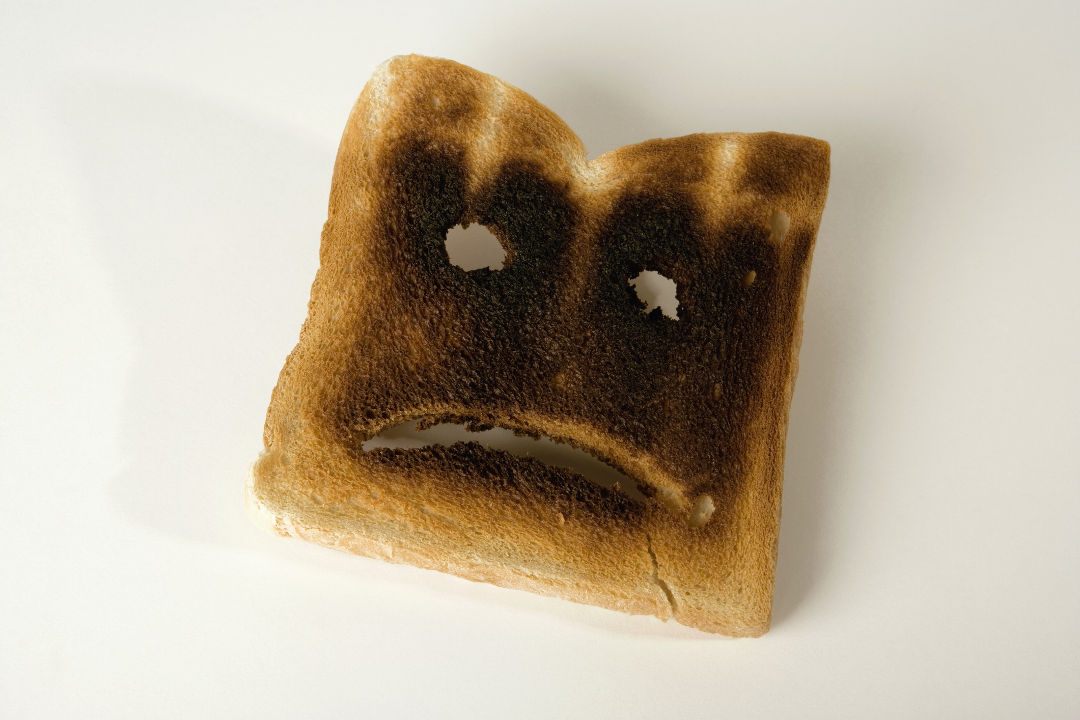 Una rebanada de pan tostado quemado con una cara triste;  errores en derecho laboral