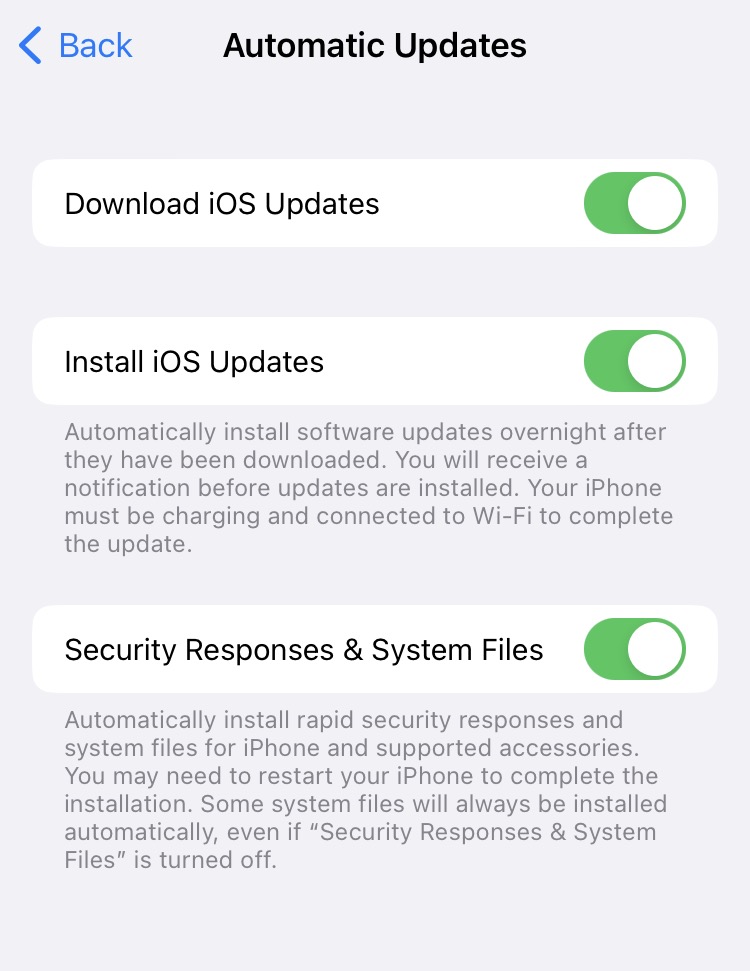 Une capture d'écran des mises à jour automatiques dans iOS 16 montrant un nouveau paramètre, "Réponses de sécurité et fichiers système"