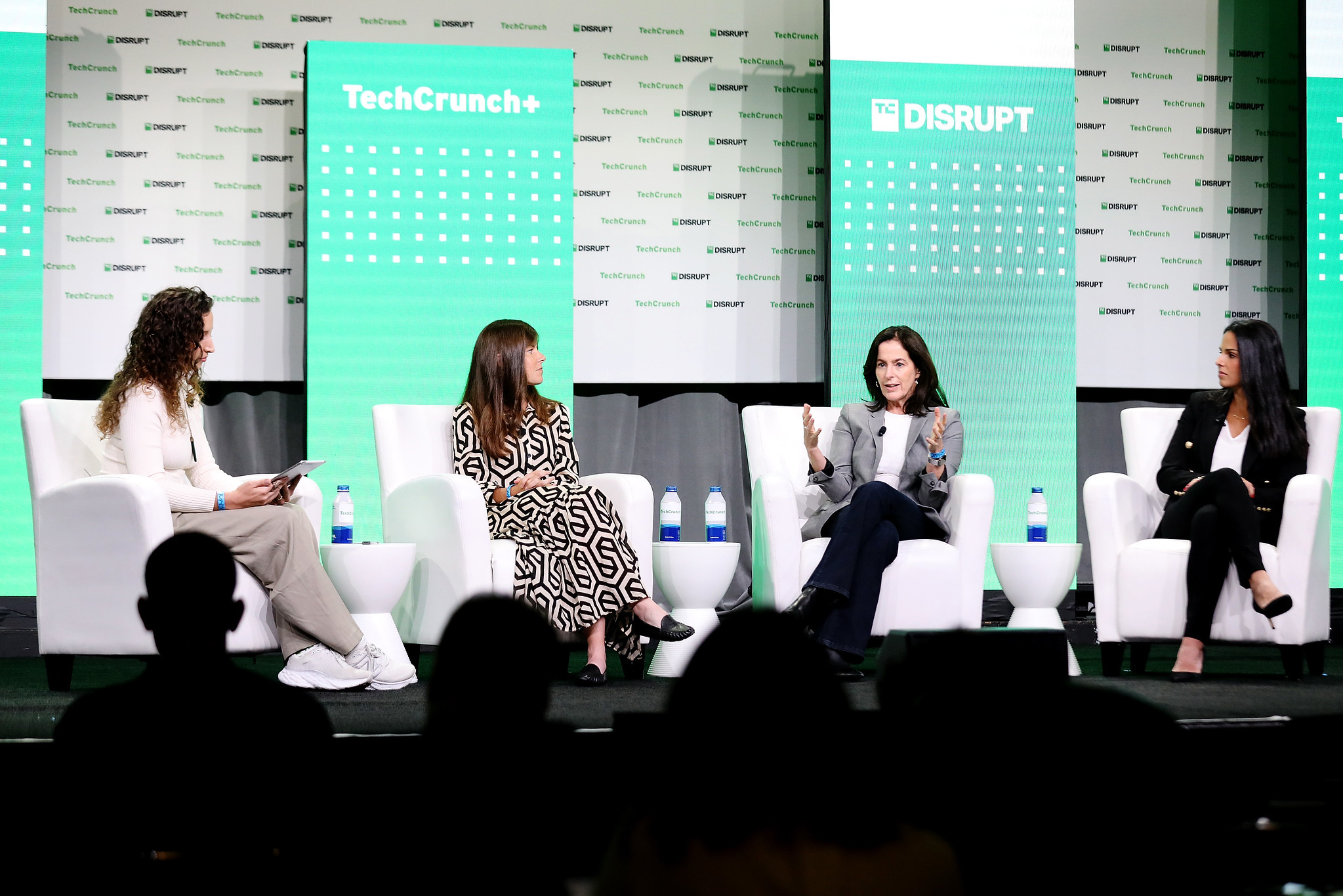 Rebecca Bilan dari TechCrunch;  Angel investor Alison Bar-Allen dari Trail Run Capital;  Deidre Bucknad, Pendiri dan CEO WorkBoard;  dan Adriana Roach, kepala staf MURAL, berbicara di atas panggung selama TechCrunch Disrupt 2022.