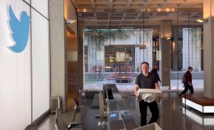 Elon Musk carries a sink into Twitter HQ.