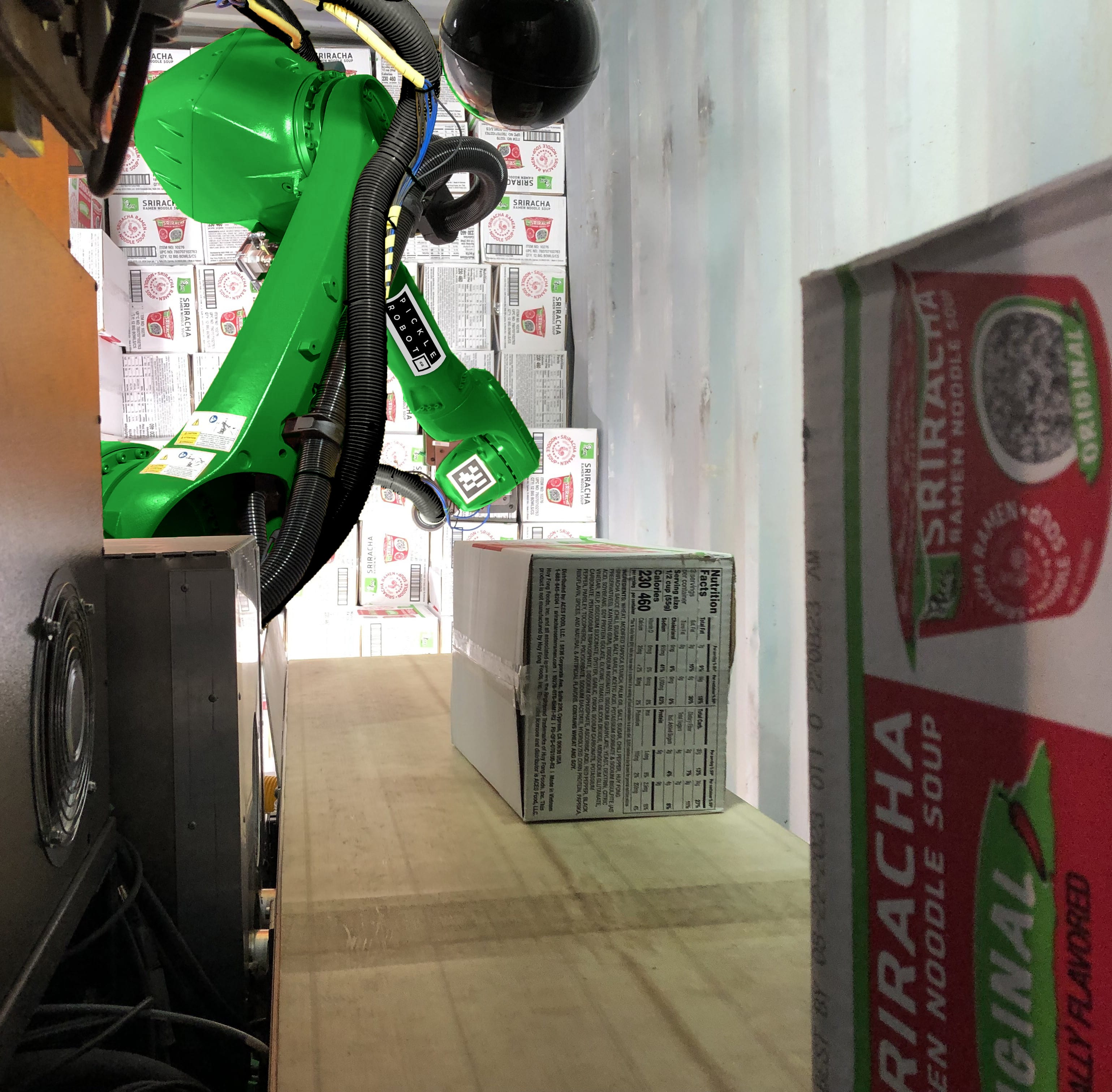 Pickle Robot unloading a Contaner at UEC box placed to conveyor min