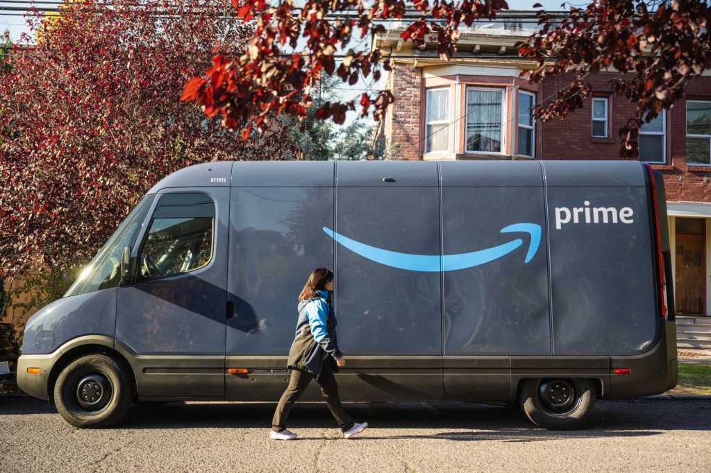 Rivian entrega las primeras furgonetas eléctricas a Amazon en Europa