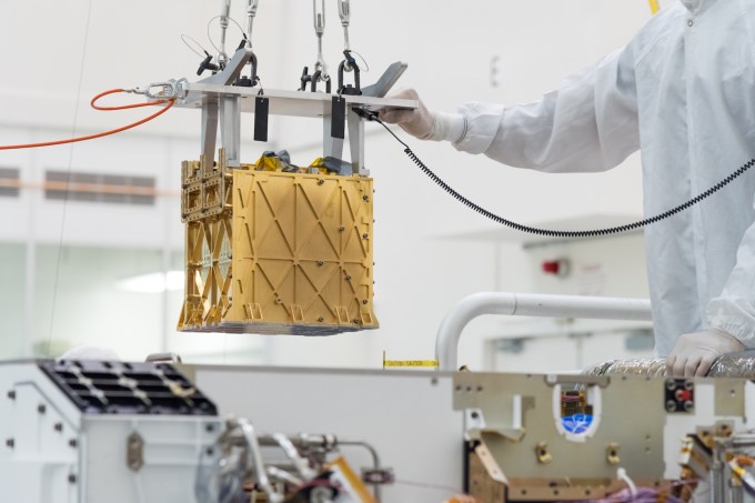 Lo strumento MOXIE viene installato sul rover Perseverance della NASA.