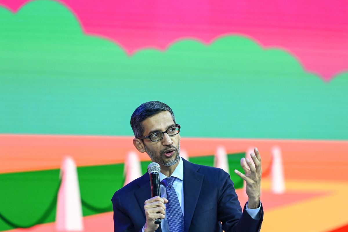 Google is revising its business agreements with phonemakers in India and making a series of other changes in the South Asian market to comply with loc