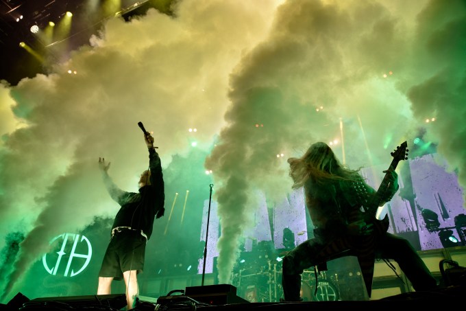 Группа хэви-метала Pantera выступает на сцене во время 