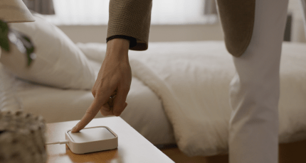 Samsung's new wireless charger has a smart home hub built-in | TechCrunch