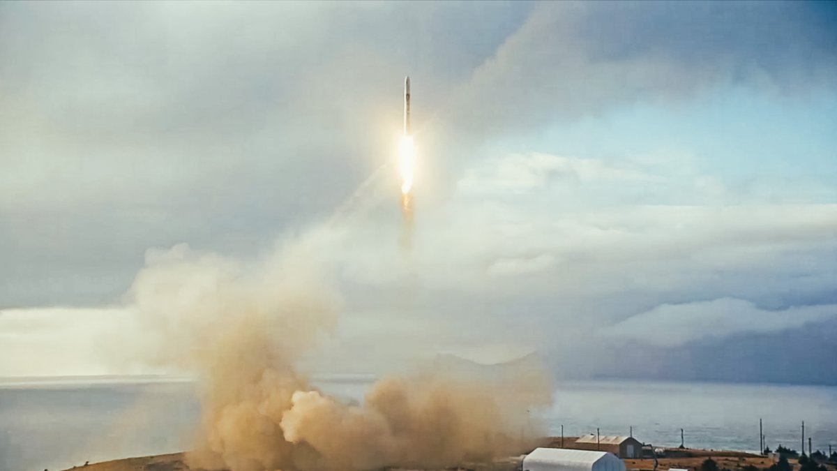 Fırlatmadan kısa bir süre sonra ABL Space RS1 roketi