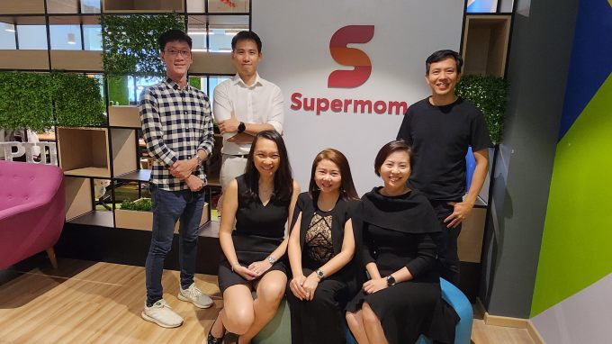 I soci Qualgro Jeremy Soh e Neo WeiSheng, con i fondatori di Supermom Rebecca Koh, Joan Ong, Lynn Yeoh e Luke Lim