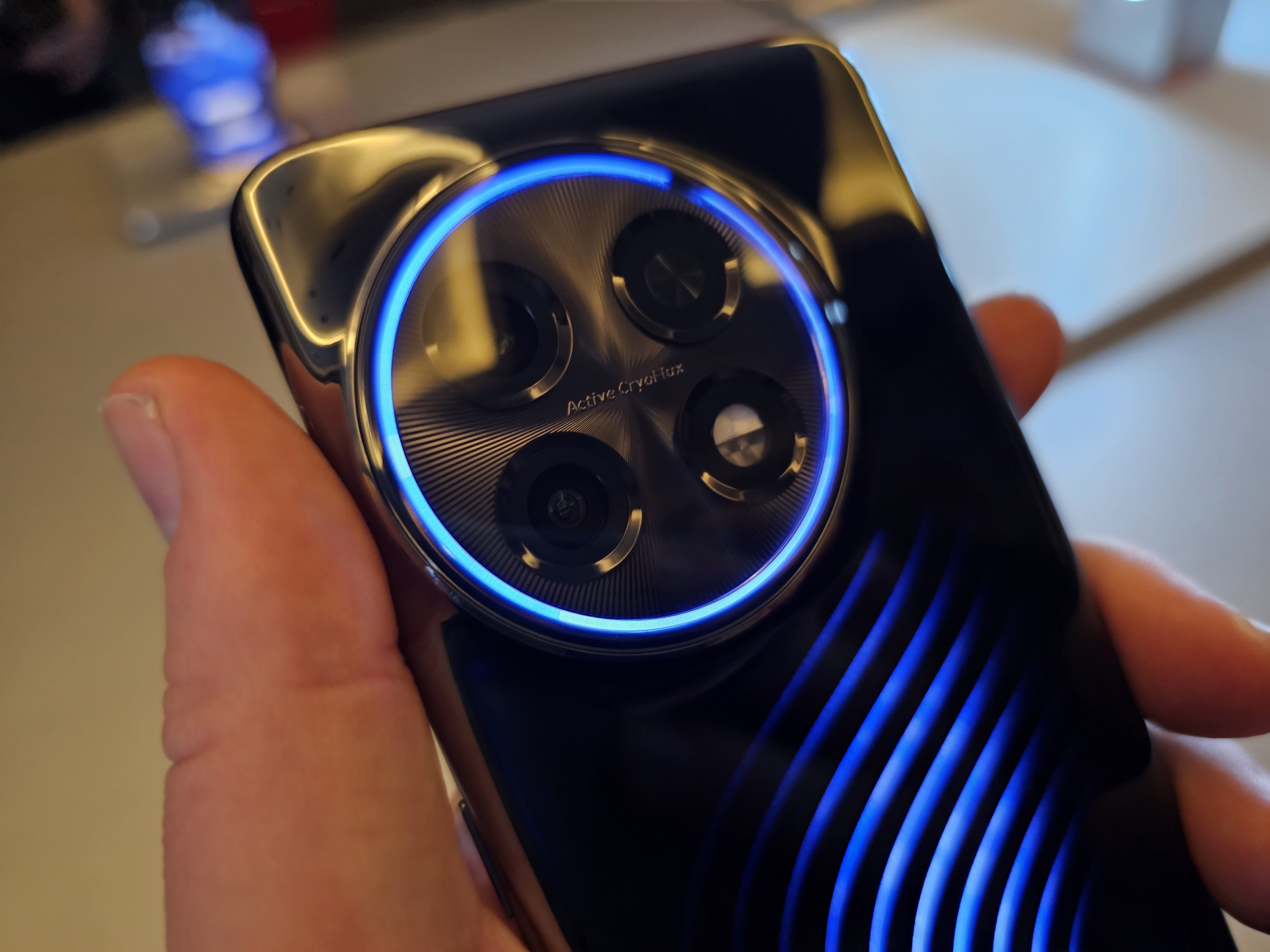 El concepto de teléfono para juegos de OnePlus tiene refrigeración líquida brillante