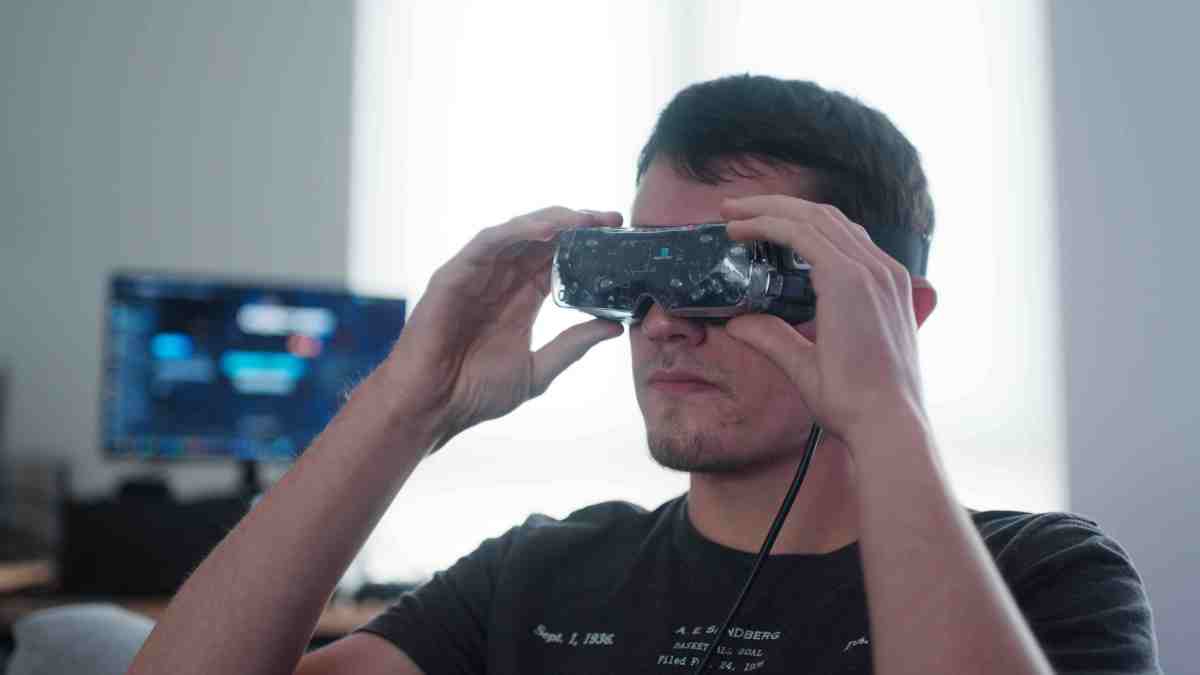 Bigscreen’s new VR headset goes small – TechCrunch