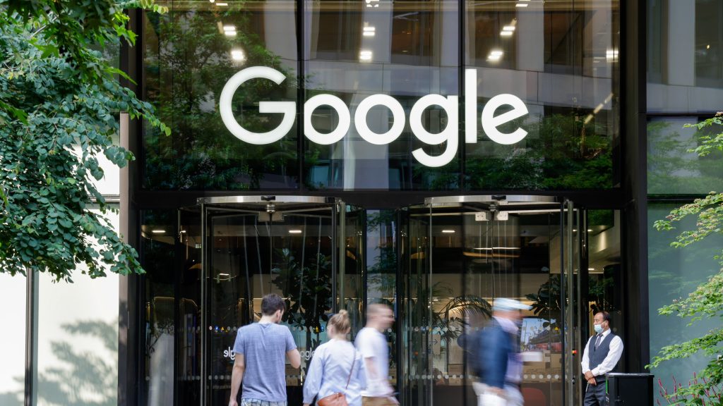 Pendelaars buiten de Google-kantoren in het King's Cross Central-project in Londen, Verenigd Koninkrijk, op maandag 19 juli 2021.