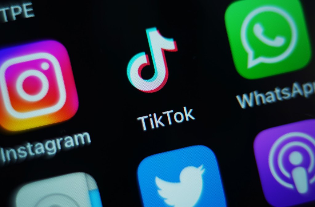 Application TikTok sur l'écran du téléphone.  Le ministre du Cabinet, Oliver Dowden, a confirmé que TikTok sera interdit sur les appareils gouvernementaux après un examen.  Date de la photo : jeudi 16 mars 2023 (Photo de Yui Mok/PA Images via Getty Images)