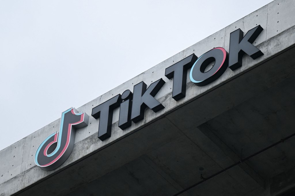 Le logo TikTok est affiché sur une signalisation à l'extérieur des bureaux de la société d'applications de médias sociaux TikTok à Culver City, en Californie, le 16 mars 2023. - La Chine a exhorté les États-Unis à arrêter 