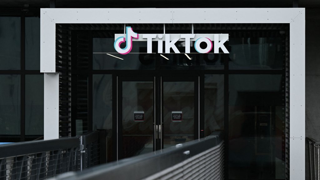 Logotipo da TikTok acima das portas de vidro da empresa