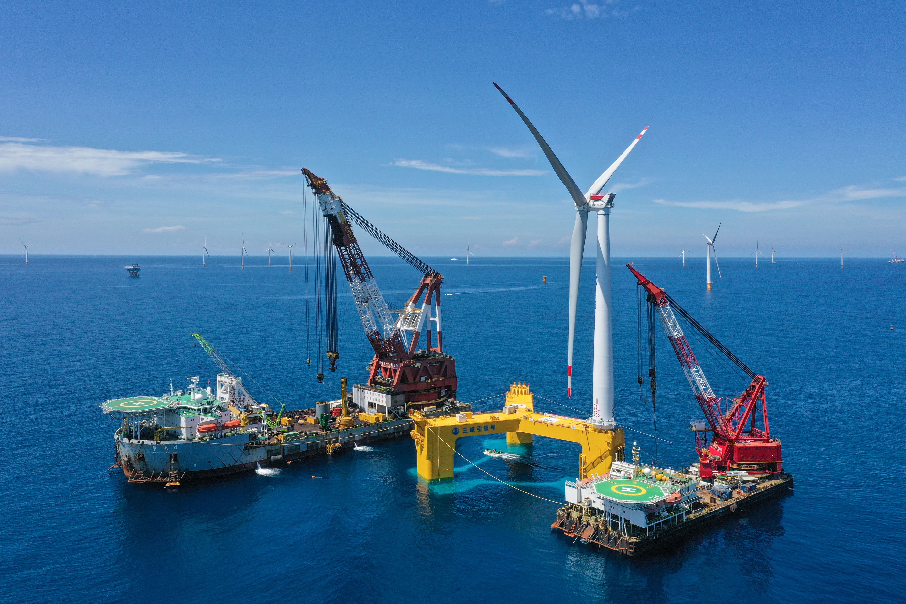 Schiffe, die schwimmende Offshore-Windkraftanlagen montieren