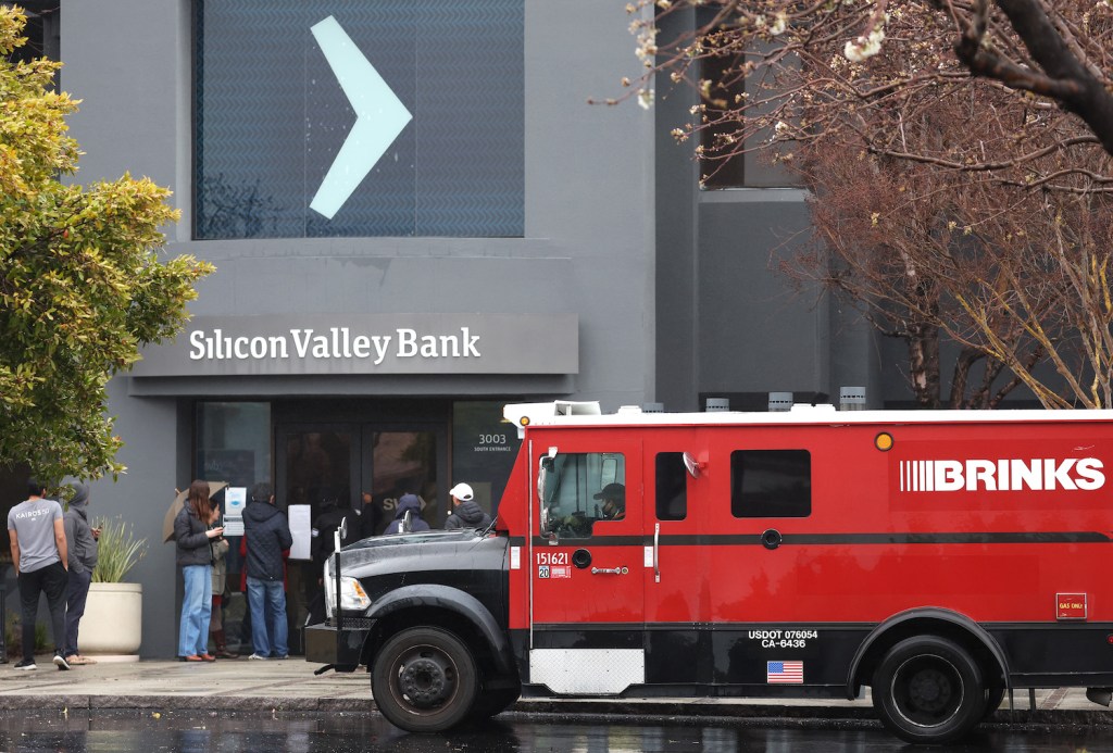 SANTA CLARA, CALIFORNIA - MARCH 10: A Brinks armored truck is parked in front of the shuttered Silicon Valley Bank (SVB) headquarters on March 10, 2023 in Santa Clara, California.  Silicon Valley Bank was shut down by California regulators Friday morning, taking control of the US Federal Deposit Insurance Corporation.  Before being shut down by regulators, shares of SVB were halted Friday morning after falling more than 60% in premarket trading following a 60% drop on Thursday when the bank sold a portfolio of US Treasury bonds and $1.75 billion in equities. sold to cover the declining customer deposits.  (Photo by Justin Sullivan/Getty Images)