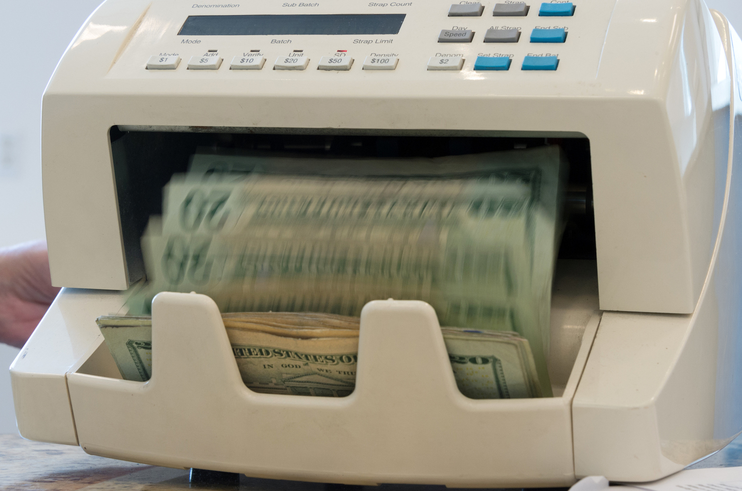 Máquina contando billetes de veinte dólares
