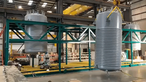 एक बड़े गोदाम में ग्रीन ली-आयन की पुनर्चक्रण मशीनों को स्थापित करने का समय व्यतीत हो जाना।
