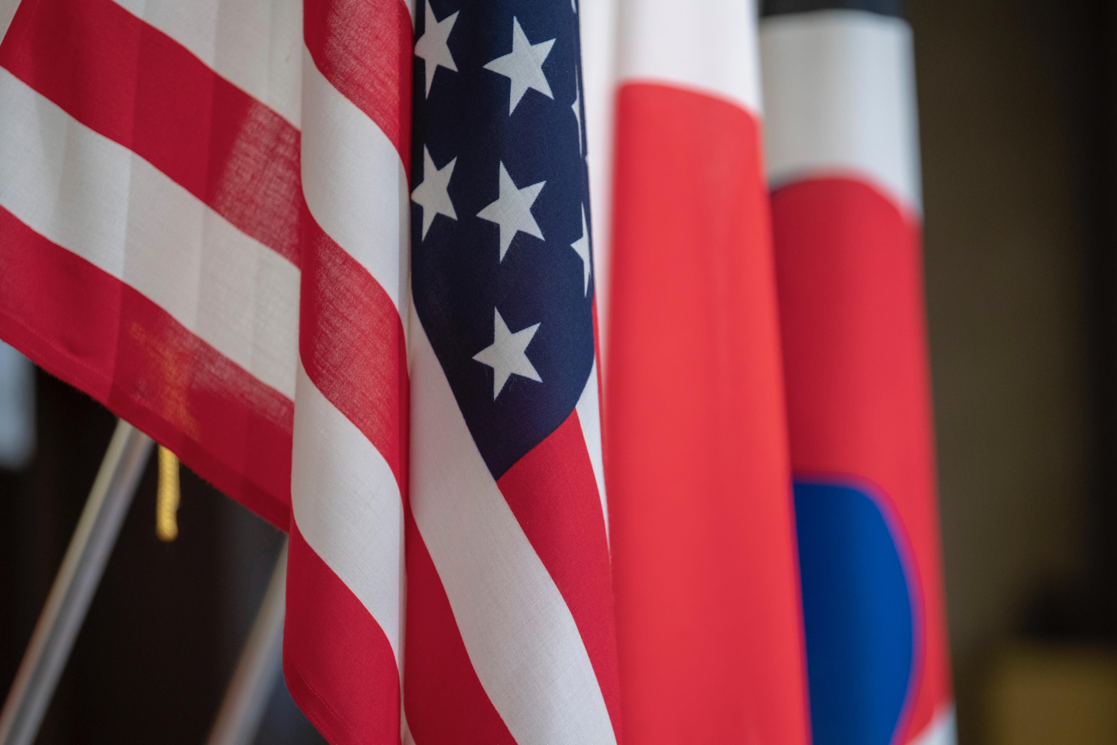 Amerika Birleşik Devletleri, Japonya ve Kore Cumhuriyeti'ni temsil eden bayraklar