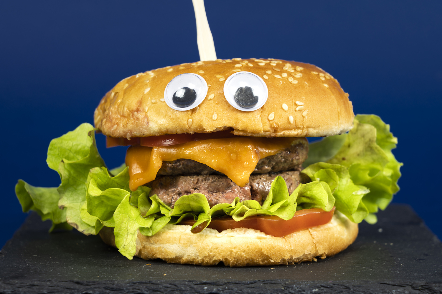 Cheeseburger com olhos arregalados